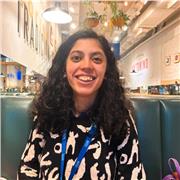 Profesora de inglés imparte clases a niños de nivel inicial